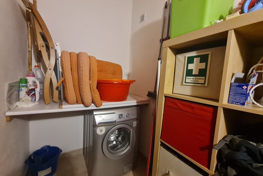 Hauswirtschaftsraum mit Waschmaschine