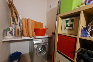 Hauswirtschaftsraum mit Waschmaschine
