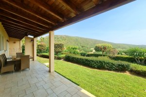 Terrasse mit Blick in den Garten