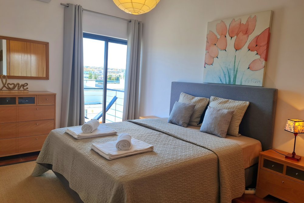 Schlafzimmer mit Doppelbett