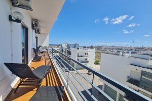Wohnung mit möblierten Balkon und Meerblick