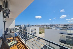 Möblierter Balkon mit Aussicht zum Meer