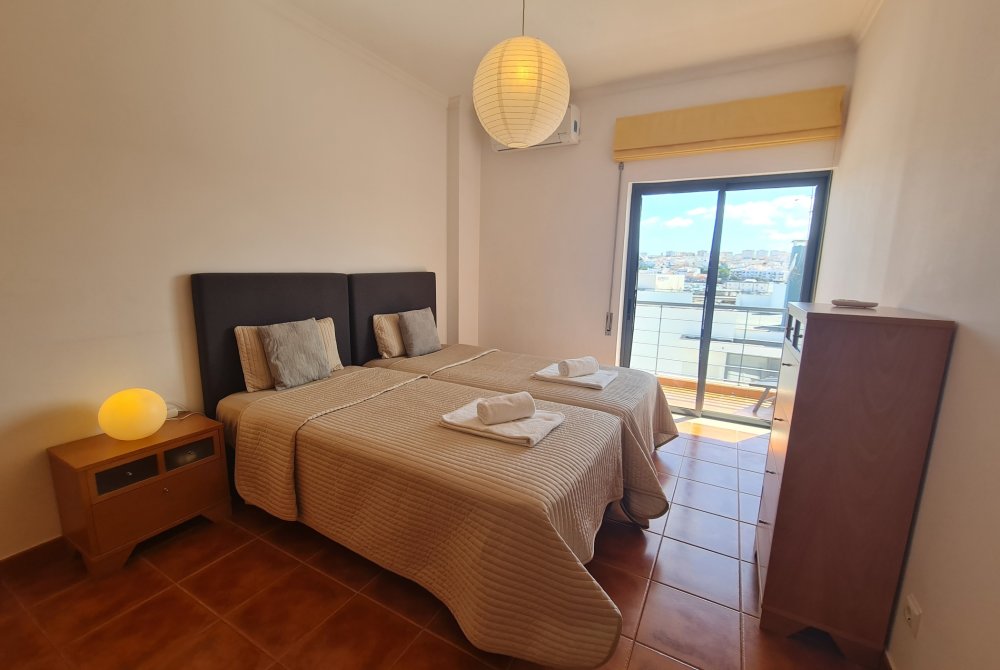 Schlafzimmer mit zwei Einzelbetten