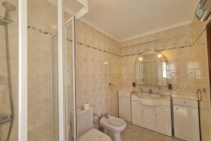 apartment bellevue meia praia bathroom 1 en suite