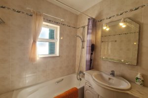 apartment bellevue meia praia bathroom 2