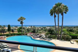 Aussicht vom möblierten Balkon