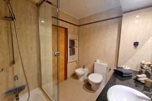 Modernes Bad  mit WC und Bidet