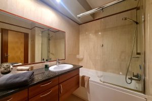 Modernes Bad mit Badewanne