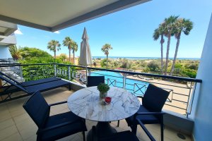 Möblierter Balkon mit Blick auf Pool und Meer