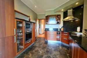 Moderne voll ausgestattete Küche