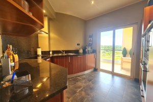 Moderne Küche mit kleinem Balkon