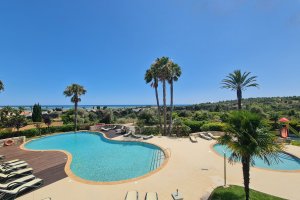 Pool mit Kinderbecken und Liegen