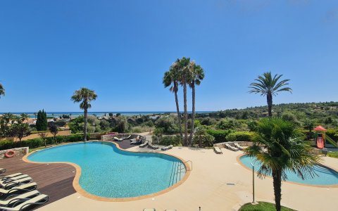 Pool mit Kinderbecken und Liegen
