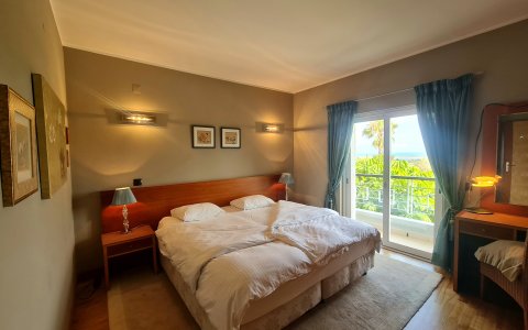 Schlafzimmer 1 mit Meerblick und Klimaanlage