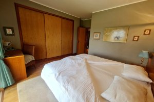 Schlafzimmer mit Meerblick und großen Kleiderschrank