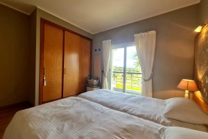 Schlafzimmer mit Landschaftsblick und Kleiderschrank