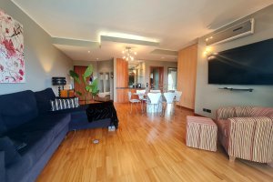 Wohnzimmer mit Sofa und großen Smart TV