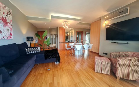 Wohnzimmer mit Sofa und großen Smart TV