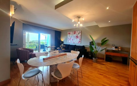 gemütliches Wohnzimmer mit Essbereich