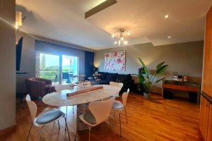 gemütliches Wohnzimmer mit Essbereich