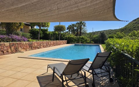 Entspannte Tage am Pool unter der mediterranen Sonne