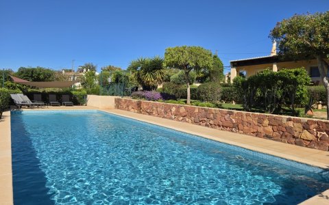 Großer Außenpool mit Sonnenliegen, Garten & ruhiger Lage