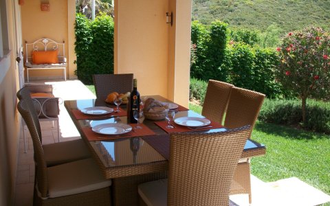 Überdachte Terrasse & blühender mediterraner Garten