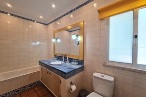 illa Doce Vida Lagos Bad mit Dusche und Badewanne en suite