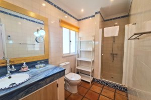 Villa Doce Vida Lagos Bad mit Dusche und Badewanne en suite
