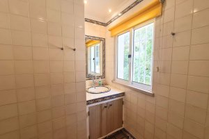 Villa Doce Vida Lagos Bad mit Dusche, Waschbecken und Toilette