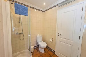 Villa Doce Vida Lagos Bad mit Dusche, Waschbecken und Toilette