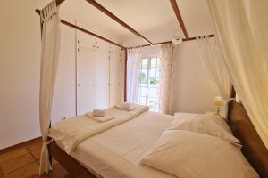 Villa Doce Vida Schlafzimmer mit Doppelbett und Zugang zur Poolterrasse
