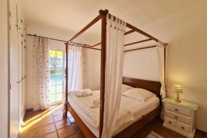Villa Doce Vida Meia Praia Lagos Schlafzimmer mit Doppelbett und Zugang zur Poolterrasse