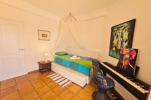 Villa Doce Vida Meia Praia Lagos Schlafzimmer mit Einzelbett und ausziehbarem Gästebett