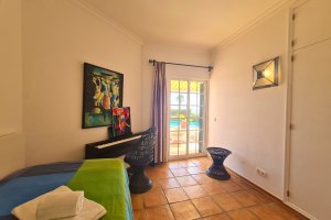 Villa Doce Vida Schlafzimmer mit Einzelbett, E-Piano und Zugang zur Poolterrasse