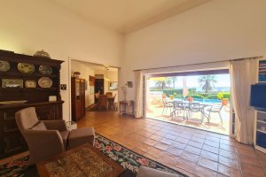 Villa Doce Vida Meia Praia Lagos helles Wohnzimmer mit Zugang zur Poolterrasse