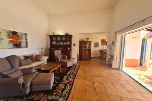 Villa Doce Vida helles Wohnzimmer der Ferienvilla in Lagos mit Zugang zur Terrasse