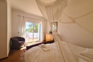 Villa Doce Vida Meia Praia Lagos Schlafzimmer mit Zugang zur Poolterrasse