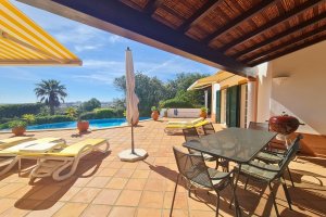 Villa Doce Vida Pool und möblierte Terrasse mit Grill