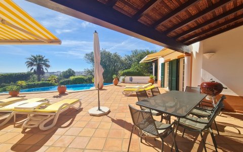Villa Doce Vida Pool und möblierte Terrasse mit Grill