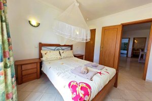 Schlafzimmer mit Doppelbett und Blick auf den Spielplatz