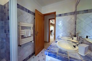 Badezimmer en suite mit Dusche und Heizung
