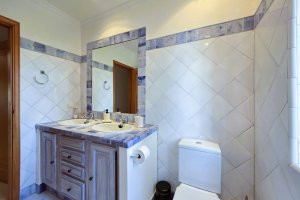 Badezimmer en suite mit Doppelwaschbecken, Dusche und Toilette