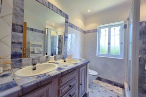 Modernes Badezimmer en suite in der Villa Mar á Vista