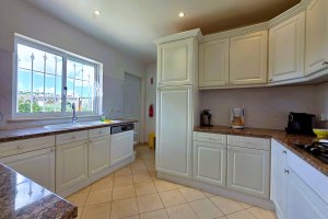 Moderne Küche mit Orangenpresse, Filterkaffee und Kapselmaschine