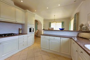 Moderne Küche mit Gasherd und Backofen offen zum Essbereich