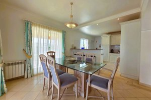 Essbereich der Villa Mar á Vista mit Heizung offen zur voll ausgestatten Küche