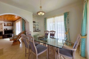 Essbereich mit Mikrowelle, Blick auf den Pool