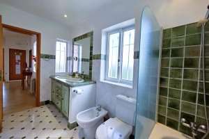 Badezimmer mit Badewanne, Doppelwaschbecken, Toilette und Bidet