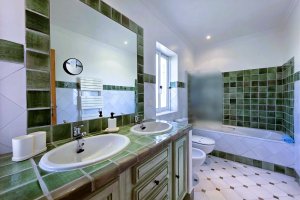 Modernes Badezimmer mit Badewanne in der Villa Mar á Vista nahe Lagos Algarve